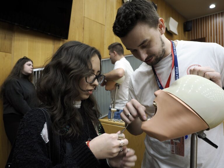 Demonstration using a dental training mannequin